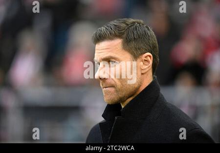 Stuttgart, Deutschland. Dezember 2023. vor Spielbeginn: Trainer Coach Xabi Alonso Bayer 04 Leverkusen VfB Stuttgart vs. Bayer 04 Leverkusen B04 10.12.2023 DFL-VORSCHRIFTEN VERBIETEN DIE VERWENDUNG VON FOTOGRAFIEN ALS BILDSEQUENZEN UND/ODER QUASI-VIDEO/dpa/Alamy Live News Stockfoto