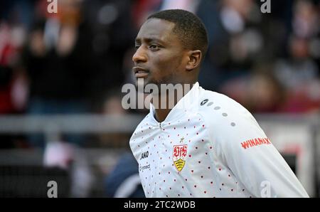 Stuttgart, Deutschland. Dezember 2023. vor Spielbeginn: Aufwaermen Training Serhou Guirassy VfB Stuttgart (09) VfB Stuttgart vs Bayer 04 Leverkusen B04 10.12.2023 DFL-VORSCHRIFTEN VERBIETEN JEDE VERWENDUNG VON FOTOGRAFIEN ALS BILDSEQUENZEN UND/ODER QUASI-VIDEO/dpa/Alamy Live News Stockfoto