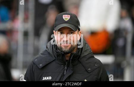 Stuttgart, Deutschland. Dezember 2023. vor Spielbeginn: Trainer Sebastian Hoeness VfB Stuttgart VfB Stuttgart VfB Stuttgart vs. Bayer 04 Leverkusen B04 10.12.2023 DFL-VORSCHRIFTEN VERBIETEN JEDE VERWENDUNG VON FOTOGRAFIEN ALS BILDSEQUENZEN UND/ODER QUASI-VIDEO/dpa/Alamy Live News Stockfoto