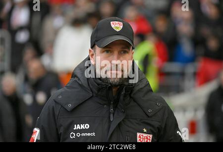 Stuttgart, Deutschland. Dezember 2023. vor Spielbeginn: Trainer Sebastian Hoeness VfB Stuttgart VfB Stuttgart VfB Stuttgart vs. Bayer 04 Leverkusen B04 10.12.2023 DFL-VORSCHRIFTEN VERBIETEN JEDE VERWENDUNG VON FOTOGRAFIEN ALS BILDSEQUENZEN UND/ODER QUASI-VIDEO/dpa/Alamy Live News Stockfoto