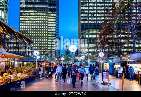 Leute, die vor dem Cabot Square in Canary Wharf London, Großbritannien, spazieren gehen Stockfoto