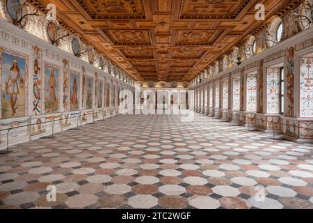 Österreich, Innsbruck, Schloss Ambras, ein Renaissanceschloss aus dem 16. Jahrhundert, der Spanische Saal ist mit 27 abendfüllenden Porträts der Herrscher von Tirol geschmückt. Stockfoto