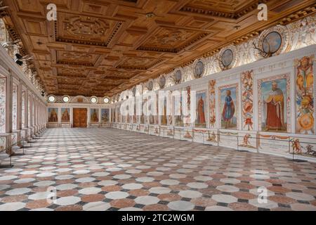 Österreich, Innsbruck, Schloss Ambras, ein Renaissanceschloss aus dem 16. Jahrhundert, der Spanische Saal ist mit 27 abendfüllenden Porträts der Herrscher von Tirol geschmückt. Stockfoto