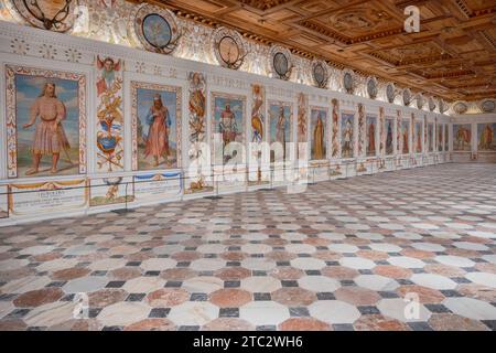 Österreich, Innsbruck, Schloss Ambras, ein Renaissanceschloss aus dem 16. Jahrhundert, der Spanische Saal ist mit 27 abendfüllenden Porträts der Herrscher von Tirol geschmückt. Stockfoto