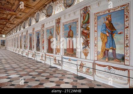 Österreich, Innsbruck, Schloss Ambras, ein Renaissanceschloss aus dem 16. Jahrhundert, der Spanische Saal ist mit 27 abendfüllenden Porträts der Herrscher von Tirol geschmückt. Stockfoto