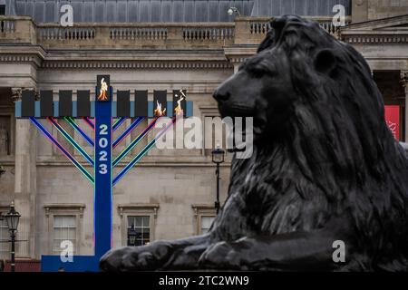 London, Großbritannien. Dezember 2023. Die riesige Menora erleuchtete für Chanukka (Hanukka), das jüdische Lichterfest, auf dem Trafalgar Square. Die Menora wird von Donnerstag, dem 7. Dezember, bis Donnerstag, den 14. Dezember gezeigt, wobei eine der Lichter jeden Tag um 16:00 Uhr und samstags um 17:15 Uhr beleuchtet wird. Unterstützt vom Bürgermeister von London. Weihnachten am Trafalgar Square. Guy Bell/Alamy Live News Stockfoto