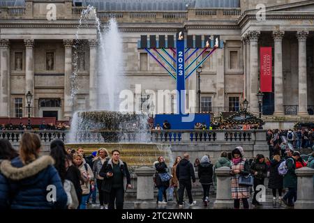 London, Großbritannien. Dezember 2023. Die riesige Menora erleuchtete für Chanukka (Hanukka), das jüdische Lichterfest, auf dem Trafalgar Square. Die Menora wird von Donnerstag, dem 7. Dezember, bis Donnerstag, den 14. Dezember gezeigt, wobei eine der Lichter jeden Tag um 16:00 Uhr und samstags um 17:15 Uhr beleuchtet wird. Unterstützt vom Bürgermeister von London. Weihnachten am Trafalgar Square. Guy Bell/Alamy Live News Stockfoto