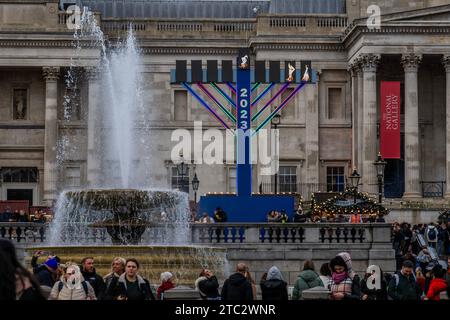 London, Großbritannien. Dezember 2023. Die riesige Menora erleuchtete für Chanukka (Hanukka), das jüdische Lichterfest, auf dem Trafalgar Square. Die Menora wird von Donnerstag, dem 7. Dezember, bis Donnerstag, den 14. Dezember gezeigt, wobei eine der Lichter jeden Tag um 16:00 Uhr und samstags um 17:15 Uhr beleuchtet wird. Unterstützt vom Bürgermeister von London. Weihnachten am Trafalgar Square. Guy Bell/Alamy Live News Stockfoto