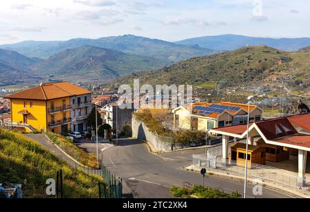 Bronte, Sizilien, Italien - 17. Februar 2023: Panoramablick auf die Stadt Bronte, berühmt für sizilianische Pistazie, über das Tal des Flusses Simeto am Ätna Stockfoto