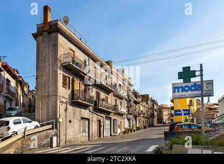 Bronte, Sizilien, Italien - 17. Februar 2023: Stadtbild in der Via Lombardo der Stadt Bronte über dem Tal des Flusses Simeto am westlichen Hang des Ätna Stockfoto