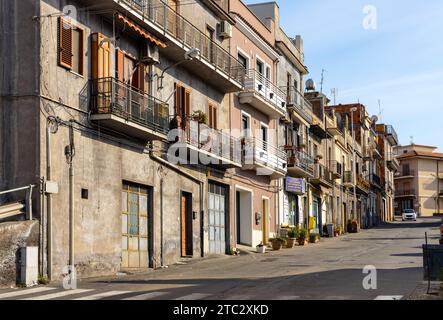Bronte, Sizilien, Italien - 17. Februar 2023: Stadtbild in der Via Lombardo der Stadt Bronte über dem Tal des Flusses Simeto am westlichen Hang des Ätna Stockfoto