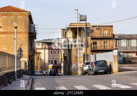 Bronte, Sizilien, Italien - 17. Februar 2023: Stadtbild in der Straße Viale Grassia der Stadt Bronte über dem Tal des Flusses Simeto am Westhang des Ätna Stockfoto