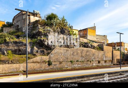 Bronte, Sizilien, Italien - 17. Februar 2023: Vulkanische Felsen mischen sich mit Stadtarchitektur in Bronte über dem Tal des Flusses Simeto am westlichen Hang des Ätna Stockfoto