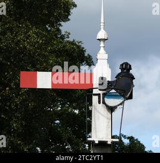 North Yorkshire Moors Railway, Goathland, Großbritannien. Steam-Gala-Wochenende, 2023. Das Raiulway-Semaphor-Signal. Stockfoto