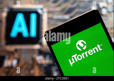 China. November 2023. In dieser Fotoabbildung wird das uTorrent-Logo der Software auf einem Smartphone mit einem KI-Chip und einem Symbol im Hintergrund angezeigt. (Foto von Budrul Chukrut/SOPA Images/SIPA USA) *** ausschließlich für redaktionelle Nachrichten *** Credit: SIPA USA/Alamy Live News Stockfoto