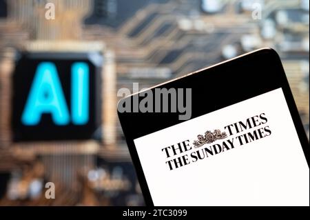 In dieser Fotoabbildung wurde das Logo der britischen Sonntagszeitung The Sunday Times auf einem Smartphone mit einem Chip für künstliche Intelligenz (KI) und einem Symbol im Hintergrund angezeigt. (Foto von Budrul Chukrut / SOPA Images/SIPA USA) *** ausschließlich für redaktionelle Nachrichtenzwecke *** Stockfoto