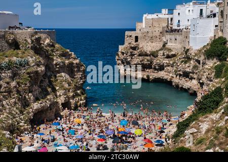 Blick auf Lama Monachile, den Strand in Polignano a Mare Stockfoto