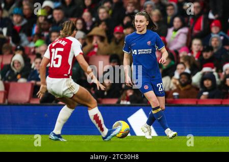 London, Großbritannien. Dezember 2023. Chelsea's Niamh Charles kämpft am 10. Dezember 2023 im Emirates Stadium in London, England, Vereinigtes Königreich gegen Katie McCabe, während des Spiels Arsenal Women FC gegen Chelsea Women FC WSL. Credit: Every Second Media/Alamy Live News Stockfoto