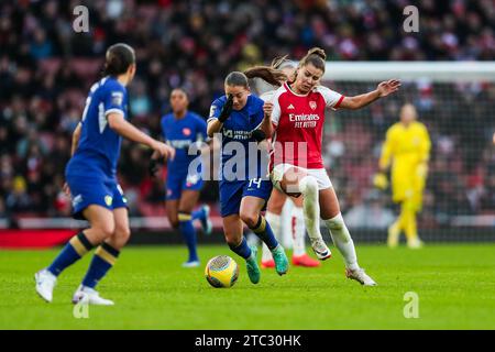 London, Großbritannien. Dezember 2023. Chelsea's Fran Kirby kämpft am 10. Dezember 2023 im Emirates Stadium, London, England, Großbritannien gegen Arsenal's Cloe Lacasse während des Spiels Arsenal Women FC gegen Chelsea Women FC WSL Stockfoto