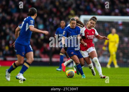 London, Großbritannien. Dezember 2023. Chelsea's Fran Kirby kämpft am 10. Dezember 2023 im Emirates Stadium, London, England, Großbritannien gegen Arsenal's Cloe Lacasse während des Spiels Arsenal Women FC gegen Chelsea Women FC WSL Stockfoto