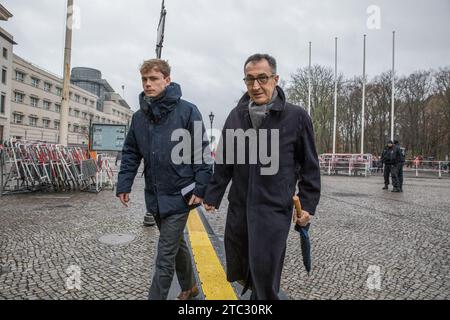 Berlin, Deutschland. Dezember 2023. In einem bemerkenswerten Aufmarsch beim Solidaritätsprotest in Berlin markierte Cem Ã-zdemir, eine Schlüsselfigur der deutschen Politik, seine Anwesenheit und unterstrich die Bedeutung des Ereignisses in allen politischen und sozialen Spektren. Als Bundesminister für Ernährung und Landwirtschaft seit 2021 und prominentes Mitglied der Allianz 90/die Grünen unterstreicht Ã-zdemir die Unterstützung aus verschiedenen politischen Bereichen für die von dem Protest vertretenen Anliegen. Bekannt für seine Führung innerhalb der Grünen Partei, die sie zwischen 2008 und 2018 gemeinsam mit Claudia Roth und später Simone Pete leitete Stockfoto