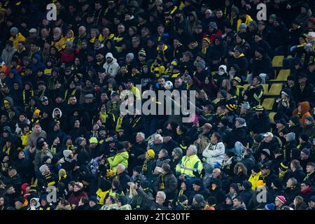 Dortmund, SignaI Iduna Park, 09.12.23: Der Spielball flag auf die Zuschauertribüne beim Spiel 1.BL Borussia Dortmund vs. RB Leipzig. Stockfoto