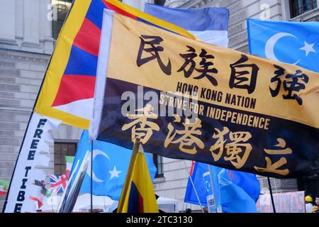 Auswärtiges Amt, London, Vereinigtes Königreich. Dezember 2023. Demonstranten vor dem Auswärtigen Amt gegen China und Menschenrechtsverletzungen gegen Uiguren, Tibet und Hongkong. Quelle: Matthew Chattle/Alamy Live News Stockfoto