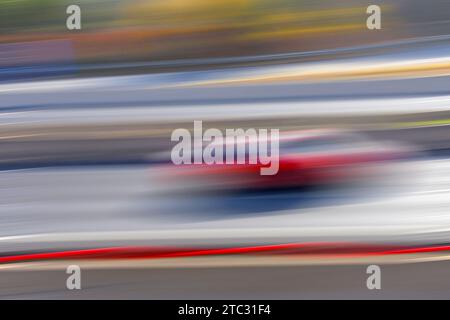 Rotes Auto, verschwommene Kunst. Stockfoto