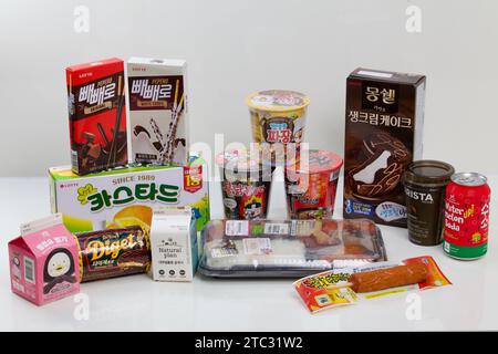 Eine vielfältige Sammlung koreanischer Snacks und Fertigpackungen aus 24-Stunden-Geschäften, ausgestellt auf einem unberührten weißen Hintergrund. Stockfoto