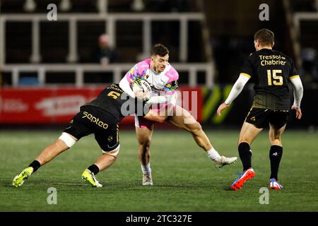 Adam Radwan von Newcastle Falcon (Mitte) wird von Montpelliers Clement Doumenc (links) während des EPCR Challenge Cup Matches im Kingston Park in Newcastle upon Tyne angegriffen. Bilddatum: Sonntag, 10. Dezember 2023. Stockfoto