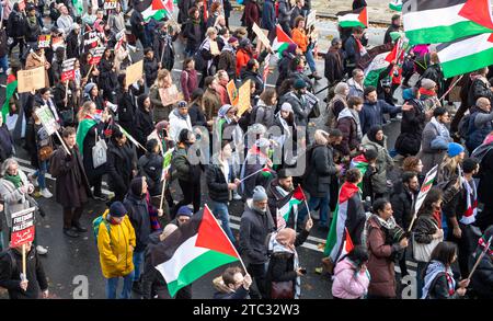 London / Großbritannien - 9. Dezember 2023: Pro-palästinensische Demonstranten marschieren entlang der Botschaft bei einer Demonstration, die ein Ende der israelischen Angriffe auf Gaza fordert. Stockfoto