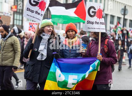 London / Großbritannien - 9. Dezember 2023: Drei Frauen halten ein Regenbogenbanner mit der Aufschrift "Frieden" und Plakate bei einer Demonstration, die ein Ende der israelischen Angriffe auf GA fordert Stockfoto