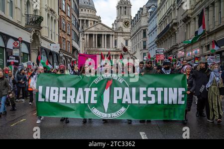 London / UK - 9. Dezember 2023: Keltische Fußballfans halten ein Banner mit der Aufschrift „Befreien Sie Palästina“ vor der St. Pauls Cathedral bei einer Demonstration, die zu einem aufruft Stockfoto