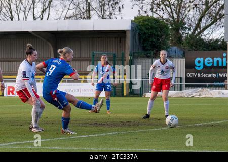 Sutton, Großbritannien. Dezember 2023. Das VBS Community Stadium, Sutton, England, 10. Dezember 2023 TOR – Elise Hughes erzielt beim Adobe Women's FA Cup Spiel zwischen Crystal Palace und Chatham Town im VBS Community Stadium, Sutton, England. (Stephen Flynn/SPP) Credit: SPP Sport Press Photo. /Alamy Live News Stockfoto