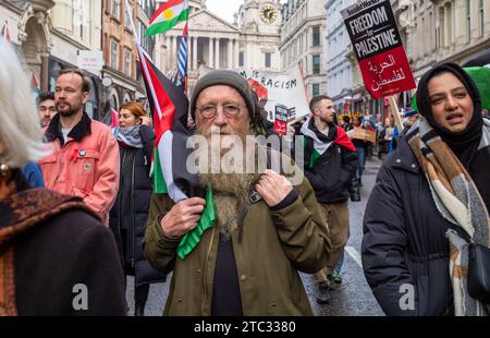 London / UK - 9. Dezember 2023: Ein älterer Mann hält eine palästinensische Flagge vor der St Pauls Cathedral bei einer Demonstration, die ein Ende der israelischen Angriffe fordert Stockfoto