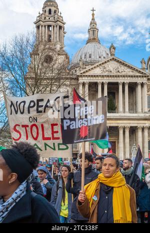 London / Großbritannien - 9. Dezember 2023: Ein pro-palästinensischer Demonstrant hält ein Plakat vor der St Pauls Cathedral bei einer Demonstration, die ein Ende der israelischen atta fordert Stockfoto