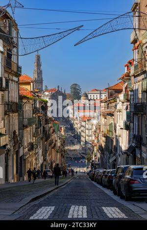 Porto, Porugal - 13. November 2021: Stadtbild von Porto, typische blau gekachelte Häuser, Gebäudefassaden, rote Dächer und blauer Himmel. Stockfoto