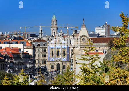 Porto, Porugal - 13. November 2021: Stadtbild von Porto, typische blau gekachelte Häuser, Gebäudefassaden, rote Dächer und blauer Himmel. Stockfoto