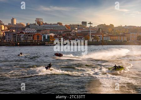 Porto, Porugal, 13. November 2021: Jet-Ski-Rennen auf dem Duoro River. Ribeira Stockfoto