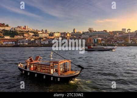 Porto, Porugal - 13. November 2021: Das Douro River Taxi ist kurz davor, an der Uferpromenade anzulegen. Das Boot bietet Platz für bis zu 28 Passagiere und überquert die Stockfoto