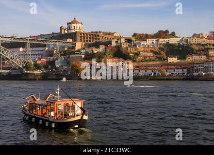 Porto, Porugal - 13. November 2021: Das Douro River Taxi ist kurz davor, an der Uferpromenade anzulegen. Das Boot bietet Platz für bis zu 28 Passagiere und überquert die Stockfoto