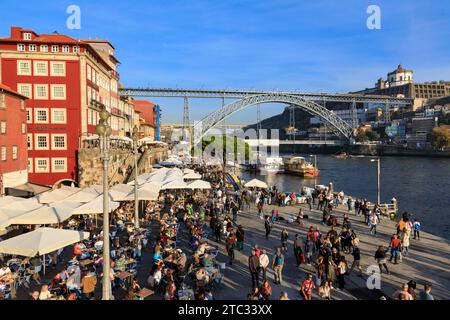 Porto, Porugal - 13. November 2021: Blick auf den Ribeira-Platz mit Touristen, die an den Bars und Restaurants in Porto sitzen Stockfoto