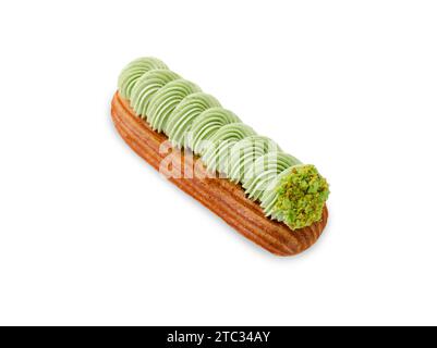 Köstliches Pistazieneclair auf weißem isoliertem Hintergrund, Eclair mit Pistaziencreme und Füllung Stockfoto