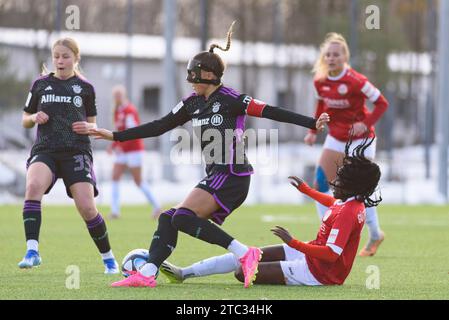 München, Deutschland. Dezember 2023. München, 10. Dezember 2023: Hanna Hamdi (20 FSV Gütersloh 2009) und Jana Kappes (20 FC Bayern München II) während des 2. Frauen-Bundesliga-Spiel zwischen dem FC Bayern München II und dem FSV Guetersloh 2009 auf dem FC Bayern Campus. (Sven Beyrich/SPP) Credit: SPP Sport Press Photo. /Alamy Live News Stockfoto