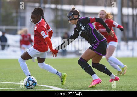 München, Deutschland. Dezember 2023. München, 10. Dezember 2023: Hanna Hamdi (20 FSV Gütersloh 2009) und Jana Kappes (20 FC Bayern München II) während des 2. Frauen-Bundesliga-Spiel zwischen dem FC Bayern München II und dem FSV Guetersloh 2009 auf dem FC Bayern Campus. (Sven Beyrich/SPP) Credit: SPP Sport Press Photo. /Alamy Live News Stockfoto