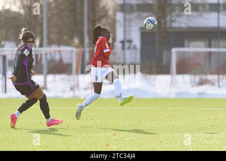 München, Deutschland. Dezember 2023. München, 10. Dezember 2023: Hanna Hamdi (20 FSV Gütersloh 2009) und Jana Kappes (20 FC Bayern München II) während des 2. Frauen-Bundesliga-Spiel zwischen dem FC Bayern München II und dem FSV Guetersloh 2009 auf dem FC Bayern Campus. (Sven Beyrich/SPP) Credit: SPP Sport Press Photo. /Alamy Live News Stockfoto