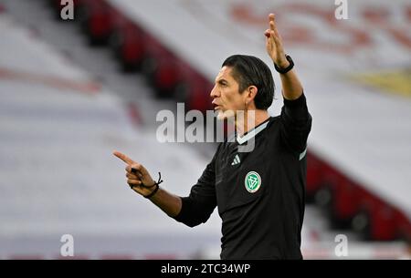 Stuttgart, Deutschland. Dezember 2023. Schiedsrichterschiedsrichter Deniz Aytekin Gestik Geste VfB Stuttgart vs. Bayer 04 Leverkusen B04 10.12.2023 DFL-VORSCHRIFTEN VERBIETEN JEDE VERWENDUNG VON FOTOGRAFIEN ALS BILDSEQUENZEN UND/ODER QUASI-VIDEO/dpa/Alamy Live News Stockfoto