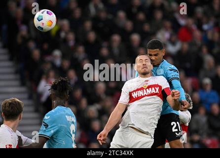 Stuttgart, Deutschland. Dezember 2023. Kopfballduell Zweikampf Aktion Amine Adli Bayer 04 Leverkusen (21) Waldemar Anton VfB Stuttgart (02) fuehrt zu verletzt Verletzung am Kopf Kopfverletzung Anton VfB Stuttgart vs Bayer 04 Leverkusen B04 10.12.2023 DFL-VORSCHRIFTEN VERBIETEN JEDE VERWENDUNG VON FOTOGRAFIEN ALS BILDSEQUENZEN UND/ODER QUASI-VIDEO/dpa/Alamy Live News Stockfoto