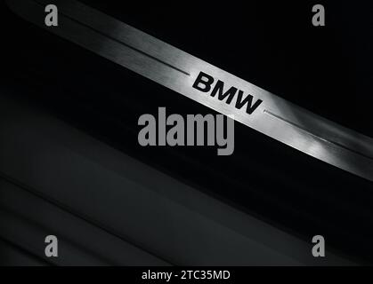 BMW-Logo auf dem 5er-Auto mit Metallic-Türstufe, heller Schatten Stockfoto