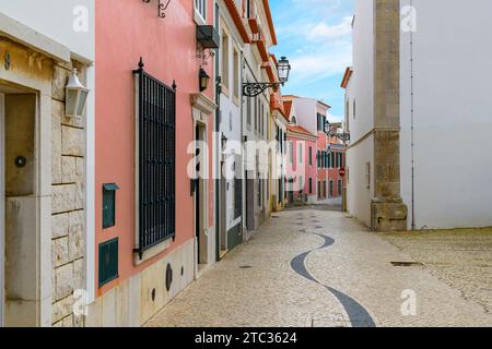 Eine traditionelle, enge, von Calcais aus portugiesischer Zeit gekachelte Fußgängerzone oder Straße vorbei an farbenfrohen Gebäuden in der Altstadt von Cascais, Portugal. Stockfoto